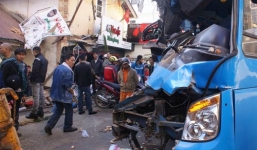 Xe khách bẹp dúm sau khi lao vào quán cà phê