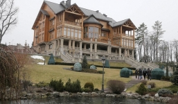 Người biểu tình chơi golf tại tư dinh của Tổng thống Ukraina 