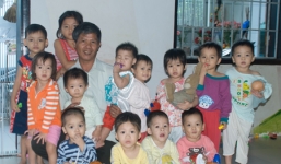 Gặp người tự tay chôn cất hơn 10.000 thi thể hài nhi