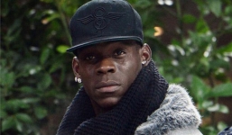 Ngứa mắt, Balotelli đánh phóng viên