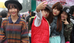 Clip: Hàng trăm người 'đội mưa' để chụp hình cùng dàn hot girl