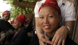 Cô gái Dao đỏ đầu tiên đi du học ở Canada