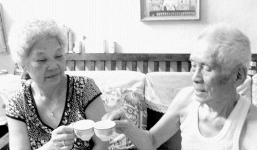 Cụ ông 94 tuổi muốn lên xe hoa sau khi gặp người cũ