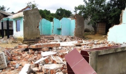 Dân đốt sạch nhà cửa... đuổi 'ma' 