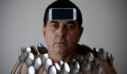 'Dị nhân' dùng khả năng đặc biệt để hút tất cả đồ vật