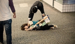 Ảnh: Người lao động Nhật kiệt sức, ngủ gục trên đường