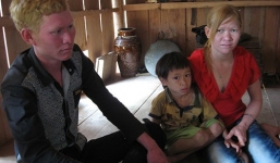 Lận đận vì... quá giống Tây