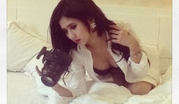 Cô gái giống Ngọc Trinh dùng báo để che thân