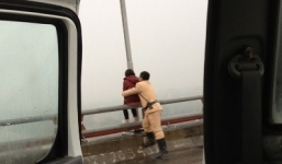 Mâu thuẫn gia đình, cô gái lên trên thành cầu Vĩnh Tuy định tự tử