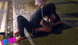 Singapore: Hai thiếu nữ đánh nhau túi bụi ngay trước đầu xe cảnh sát