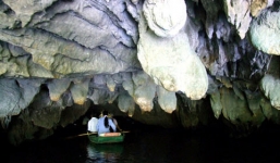 Video thâm nhập mê cung bí ẩn trong hang động Tràng An