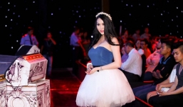 Phi Thanh Vân xinh đẹp đi xem opera