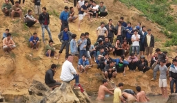 Nóng từ địa phương ngày 25/2: Quảng Bình - Rộ tin trúng sưa tiền tỷ, hàng trăm người lao xuống suối Troóc tìm vận may