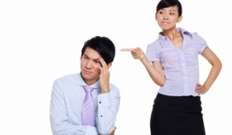 Cãi nhau, con dâu định giơ chân đạp ngã bố chồng