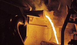 Công nhân Nhật Bản bị 13 tấn kim loại nóng chảy phủ lên người