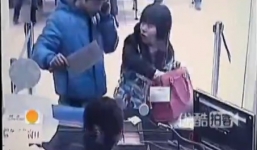 Nhân viên ngân hàng cười tươi khi gặp cướp mang dao bầu