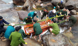 Nhân chứng vụ sập cầu treo: 'Máu nhuộm đỏ suối'