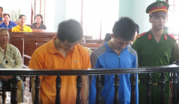 Hai chú cháu kéo thiếu nữ 14 tuổi vào bụi tre thay nhau hãm hiếp