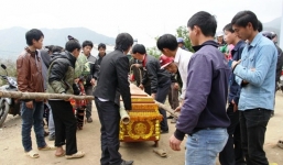 Sập cầu treo, 8 người chết: Quan tài phó chủ tịch xã rơi xuống giữa suối