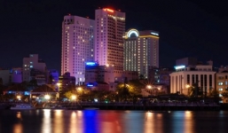 Một khách nước ngoài rơi từ tầng 20 xuống đất tử vong