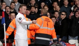 Dùng đồng xu “tấn công” Rooney, bị cấm tới sân vĩnh viễn