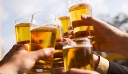 Sốc: Mỗi người Việt uống 100 chai bia/năm