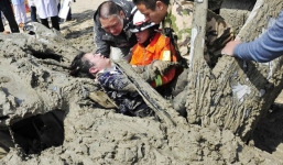 Cô gái sống sót kỳ diệu khi bị xe tải 10 tấn chở xi măng ướt chôn vùi