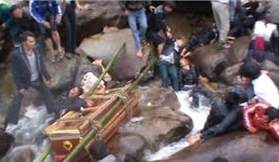 Clip sập cầu treo khiến hàng chục người thương vong