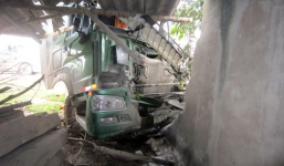 Gây tai nạn giao thông, xe bồn mất lái tông sập nhà dân