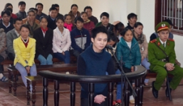 Chú nhiều lần làm “chuyện người lớn” với cháu họ tuổi teen