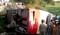 Xe khách 50 chỗ nổ lốp rơi xuống cầu, 13 người bị thương