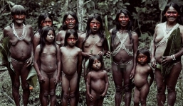 Tộc người quanh năm chỉ mặc 'bikini'