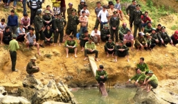 Cận cảnh trục vớt 'kho báu' gỗ sưa trị giá 10 tỉ ở Quảng Bình