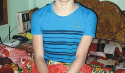 Chàng trai bại liệt lập tủ sách cho trẻ em làng