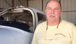 Chim đâm thủng kính máy bay, lao vào mặt phi công