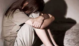 Học sinh 14 tuổi cưỡng hiếp mẹ ruột