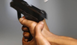 Bắn chết mình khi đang dạy bạn gái sử dụng súng an toàn