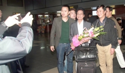 Vợ trẻ tháp tùng Chế Linh về nước trong đêm làm liveshow ở tuổi 71