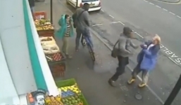 Anh: Sốc cảnh người đi đường bị “đấm phát chết luôn”