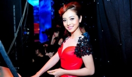 Jennifer Phạm đẹp mê mẩn với sắc đỏ