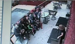 Sập sàn nhà, đại gia đình bị 'chôn' trong đống đổ nát