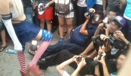 Cô gái cố tình lộ vòng 3, tốc váy cho mọi người chụp ảnh