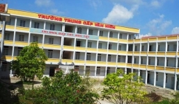 Vắng hiệu trưởng, hơn 400 SV bị treo bằng