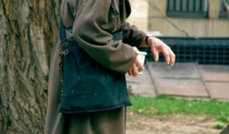 Vị 'thánh ăn xin' 99 tuổi cả thế giới ngưỡng mộ