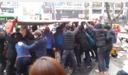 Chính quyền thuê côn đồ đuổi hàng quán vỉa hè