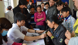 Hàng trăm người dân được khám bệnh miễn phí