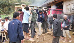 Nguyên nhân sập cầu: 'Vì người Mông khiêng quan tài đi rất nhanh'?!