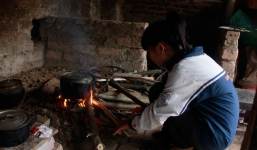 Nữ sinh và phụ huynh xô xát: Từ lời chê... xấu gái trên facebook