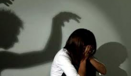 Thầy giáo cưỡng dâm nữ sinh lớp 10 trong nhà vệ sinh nam