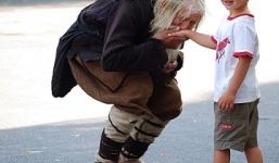 Vị 'thánh ăn xin' 99 tuổi cả thế giới ngưỡng mộ